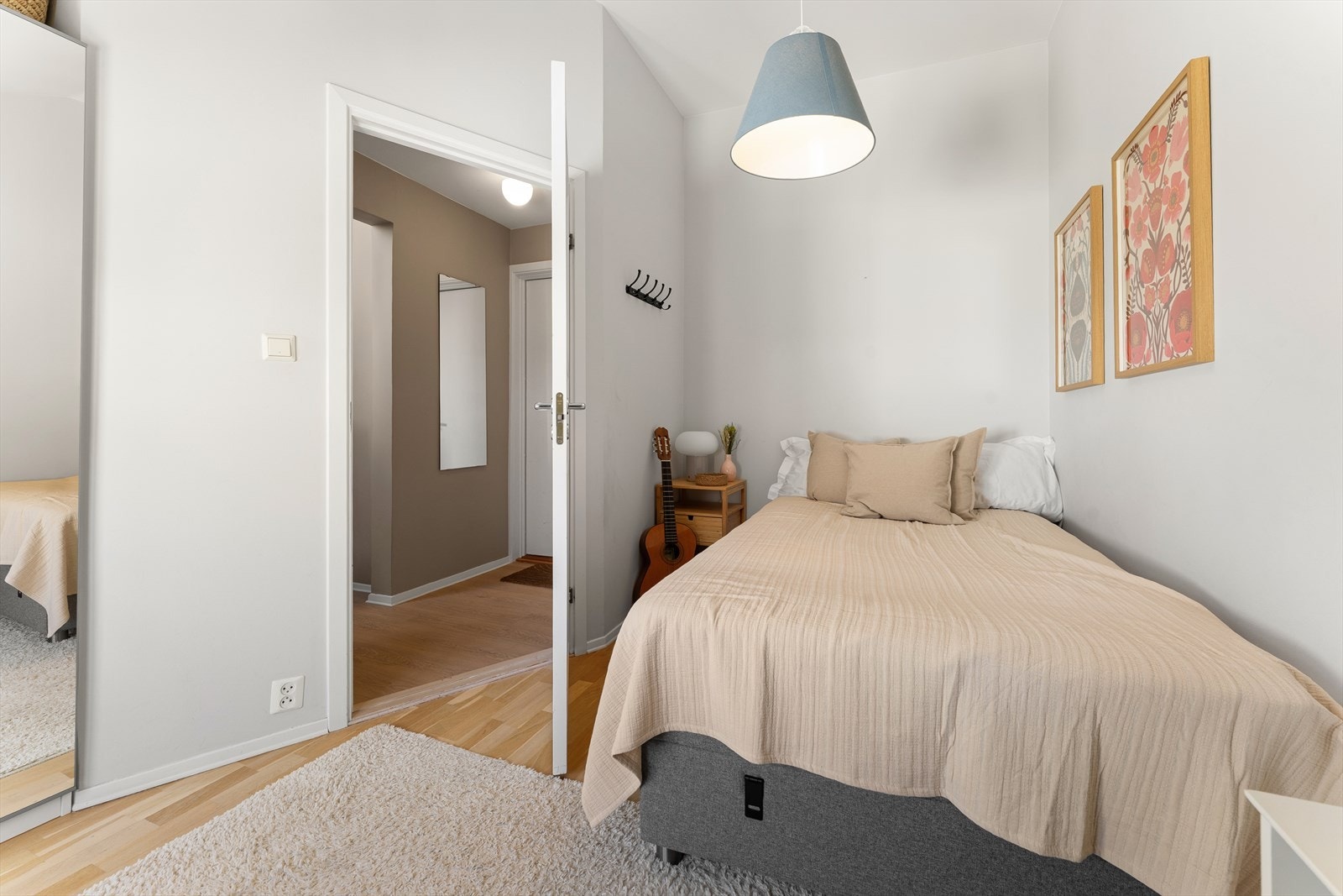 Soverom 2 har god plass og kan brukes som soverom, gjesterom eller kontor. Galleribilde