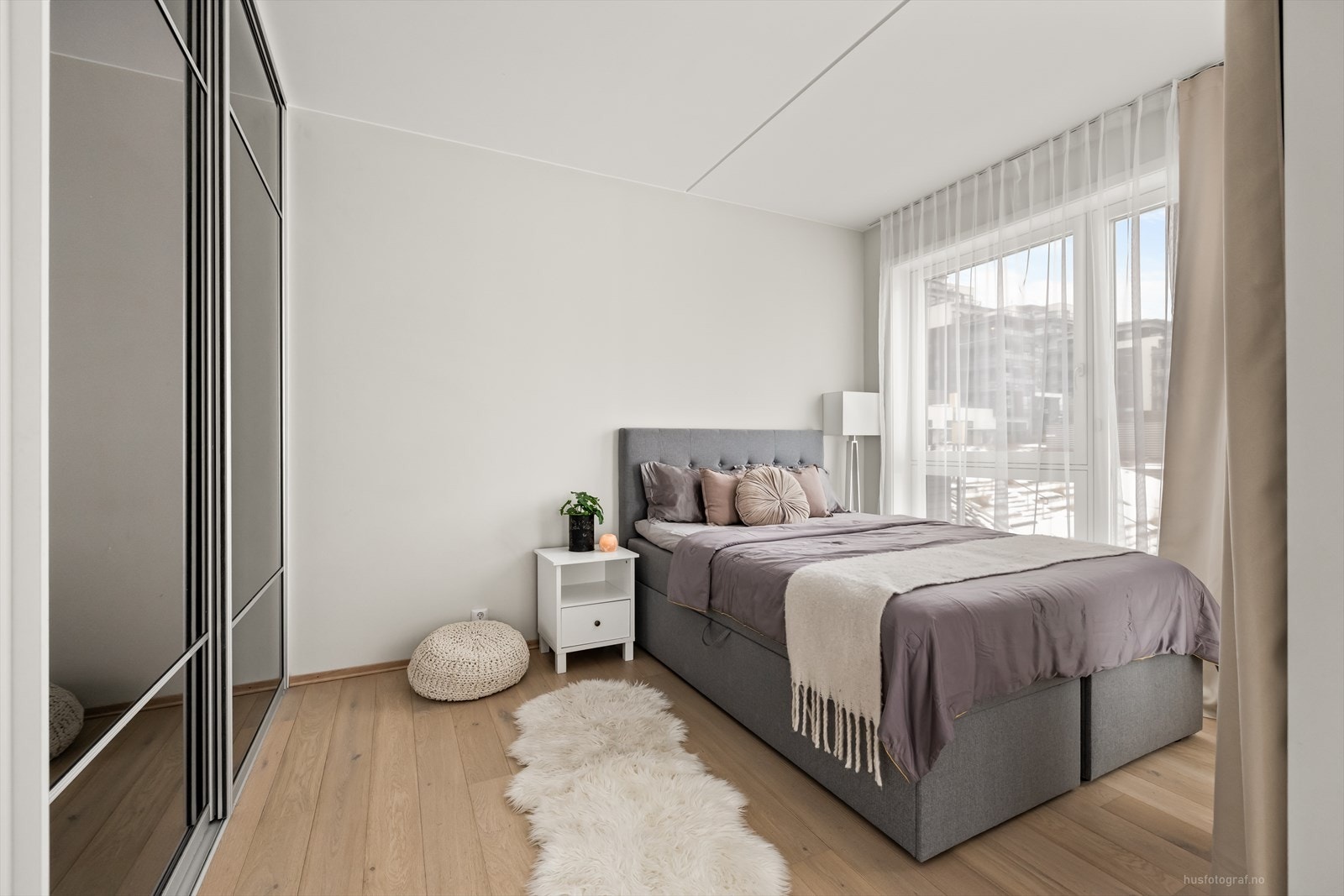 Pent innredet hovedsoverom med god plass til dobbeltseng og tilhørende nattbord, rommet har skyvedørsgrderobe. Galleribilde