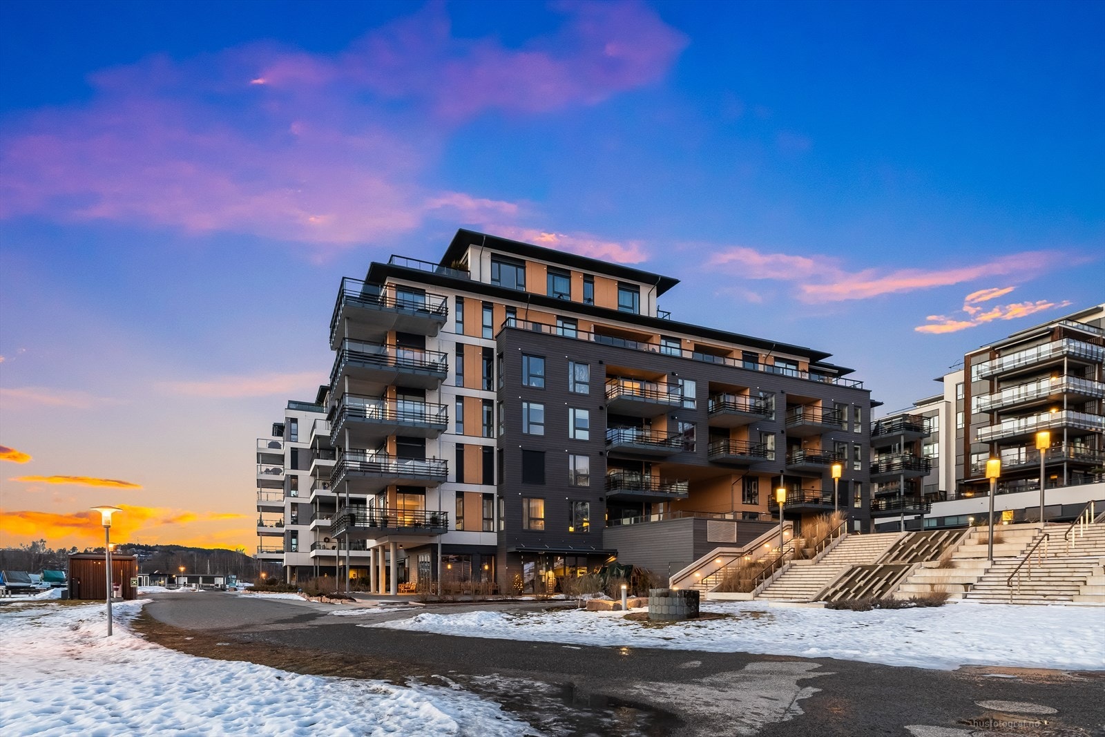 Nordre Jarlsberg Brygge ligger idyllisk og solrikt til ved den flotte havnepromenaden i Sande. Vannkanten, stranda og båtliv ligger rett utenfor, samtidig som det er effektiv reisevei til Drammen, Asker og Oslo, noe som gjør området spesielt ettertraktet. Galleribilde