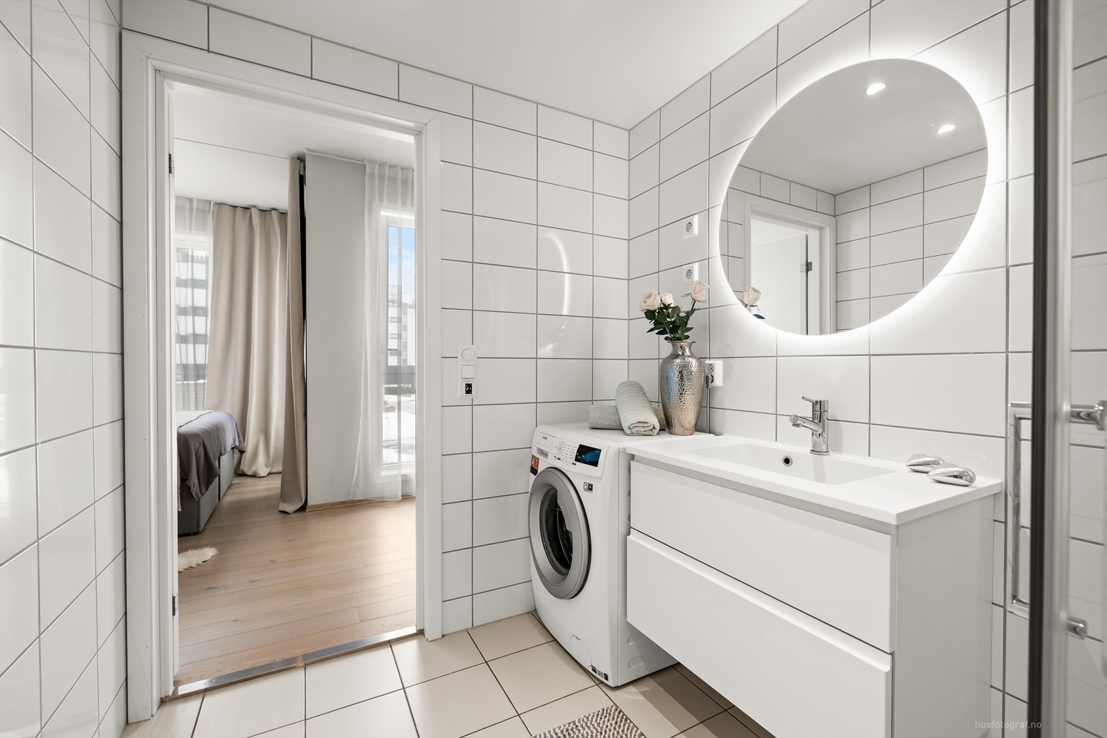 Badene er innredet med lyse, fliser og varmekabler i gulv. Det er opplegg for vaskemaskin på det ene badet. Galleribilde