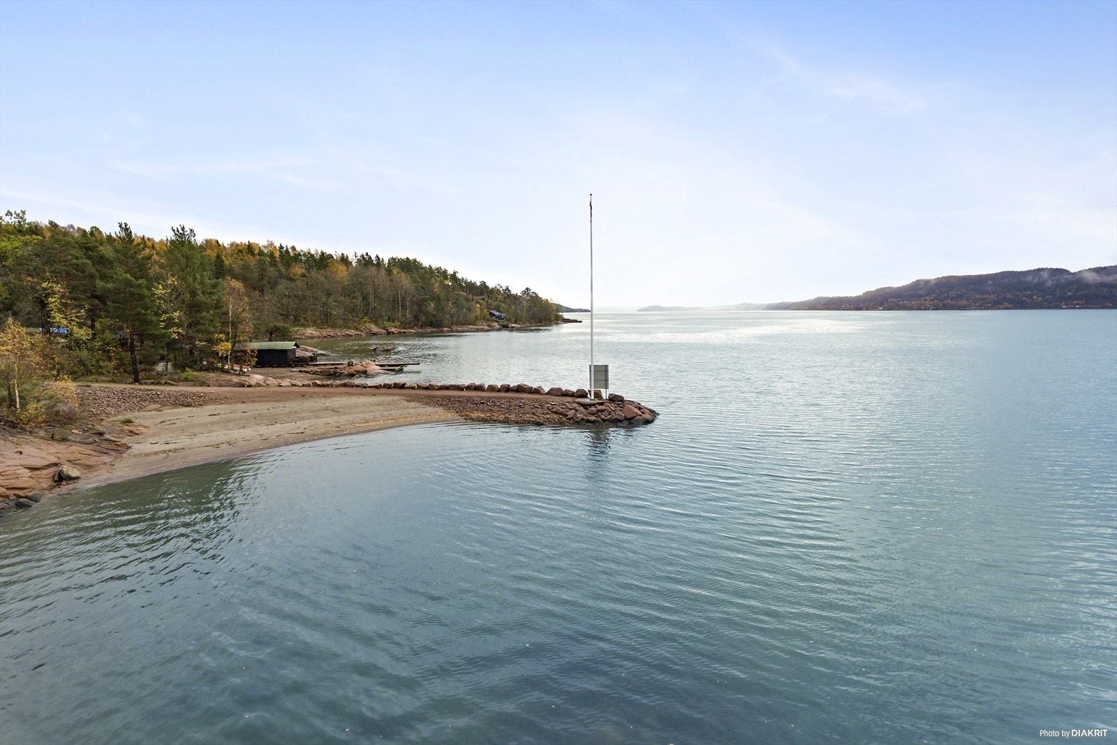 Flotte bademuligheter, området har sandstrand og flytebrygge Galleribilde