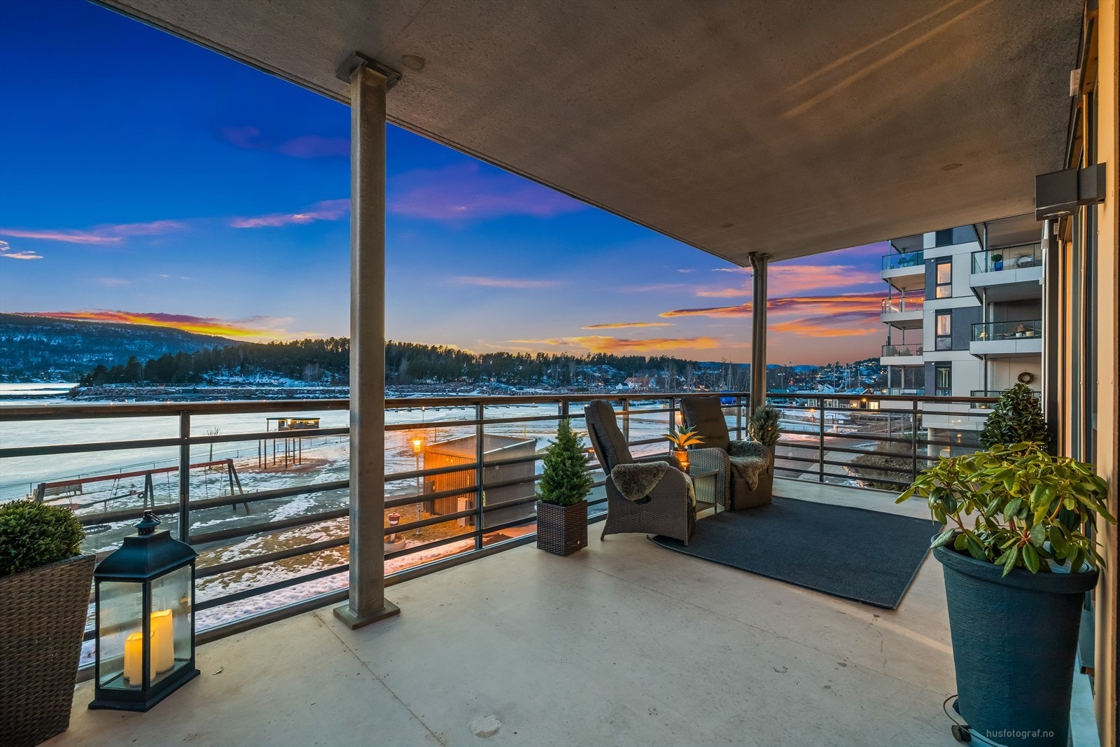 Fra stuen er det direkte utgang med skyvedør ut til en hyggelig overbygget terrasse med fantastisk sjøutsikt og gode solforhold. Galleribilde
