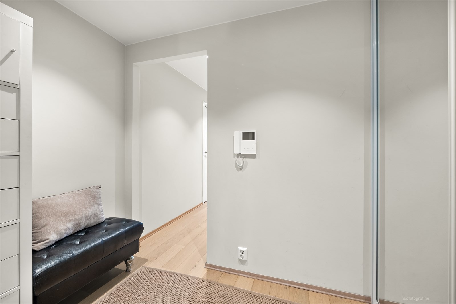 Fra gangen kommer man videre inn i leiligheten. Galleribilde