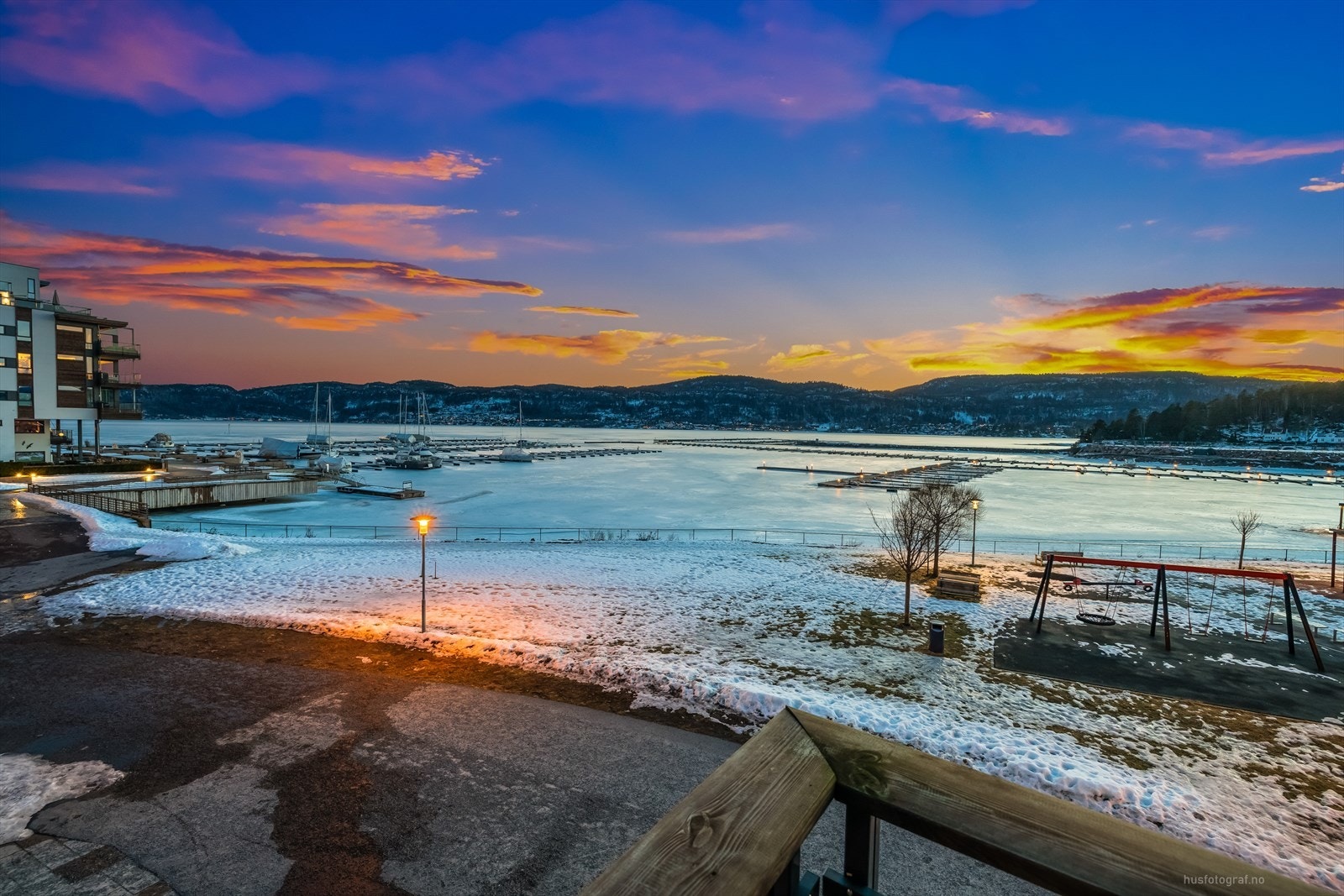 Her kan du nyte utsikten over Sandebukta og skjærgården, du kan morgenbade, kvelds bade, rusle i strandkanten, ta en båttur -eller bare kose deg på terrassen. Galleribilde