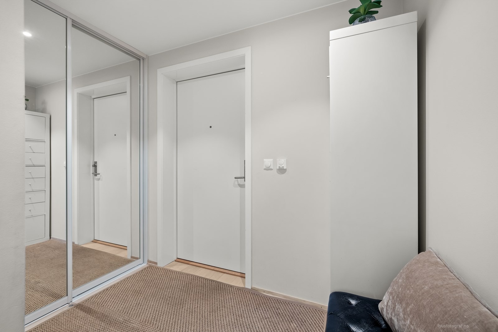 Velkommen inn til en hyggelig og åpen entré med downlights i tak og skyvedørsgarderobe. Galleribilde