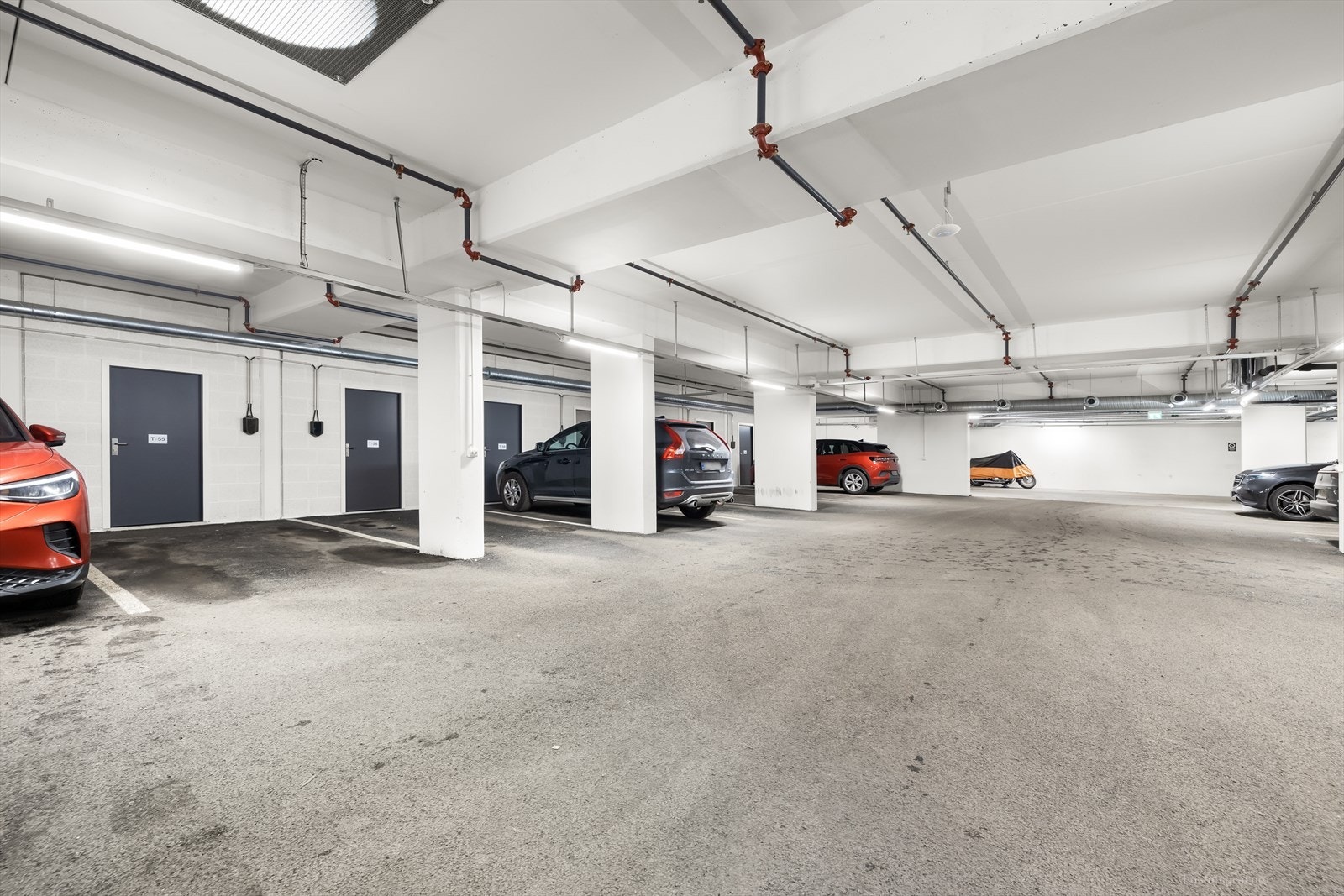 Denne boligen har 1 fast og merket parkeringsplass med bod i bakkant. Det er montert elbillader. Galleribilde