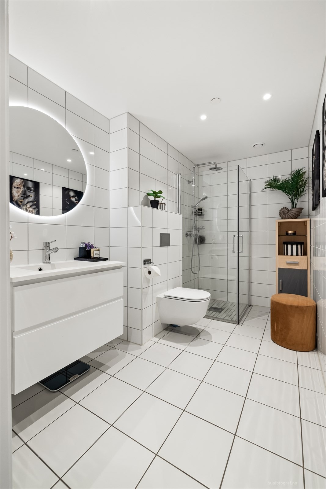Badet har downlights i tak som bidrar til den riktige belysningen. Galleribilde