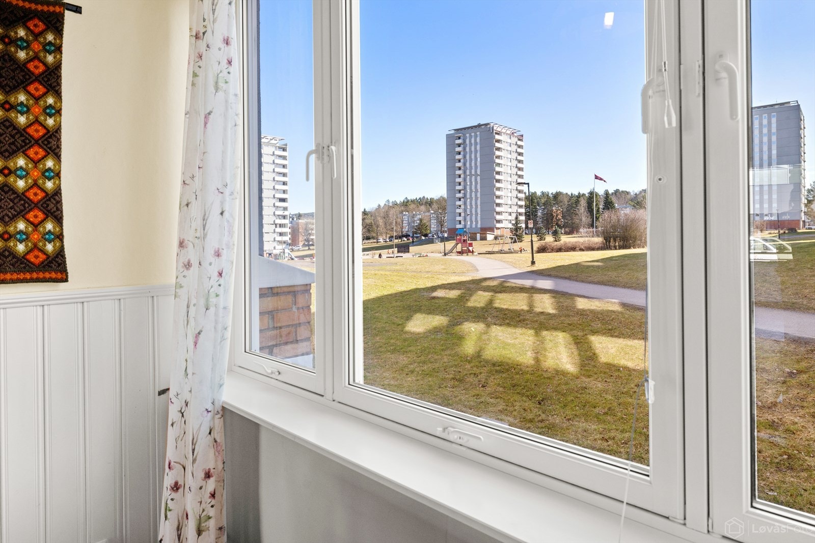 Hyggelig utsikt mot grøntareal fra spiseplassen. Galleribilde