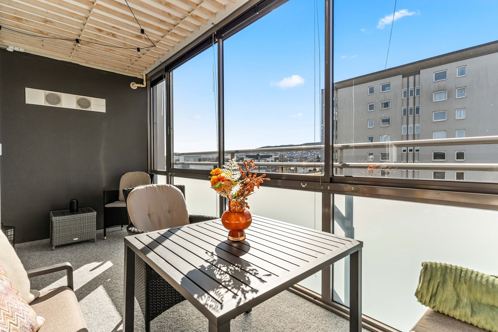Balkongen har god plass til spisebord og utemøbler. Et perfekt sted for måltider utendørs. Galleribilde