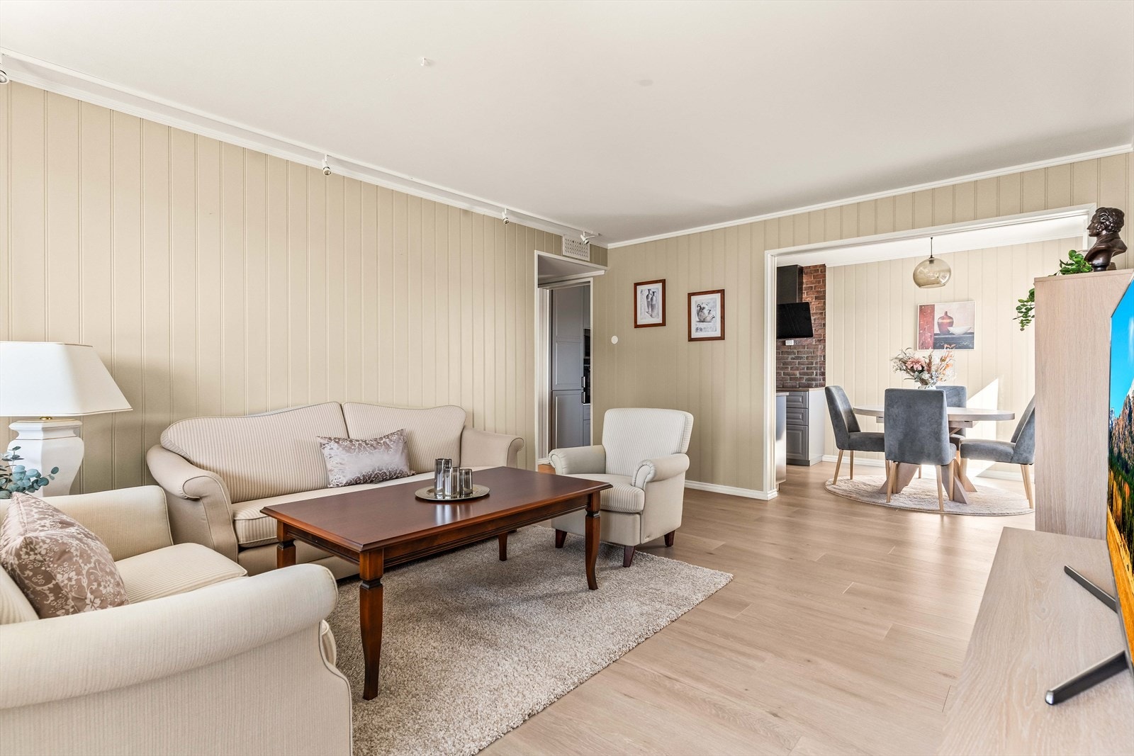 Lys og romslig stue med store vindusflater som slipper inn rikelig med dagslys. God plass til både sofagruppe og spiseområde. Galleribilde