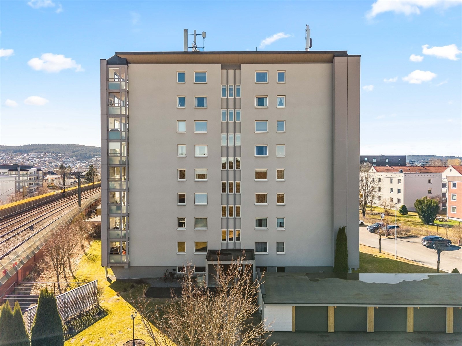 Bygget sett utenfra med sentral beliggenhet. Kort vei til kollektivtransport og fasiliteter. Galleribilde