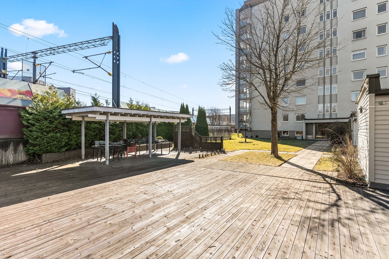 Felles uteområde med gode solforhold. Perfekt for rekreasjon og sosiale aktiviteter. Galleribilde