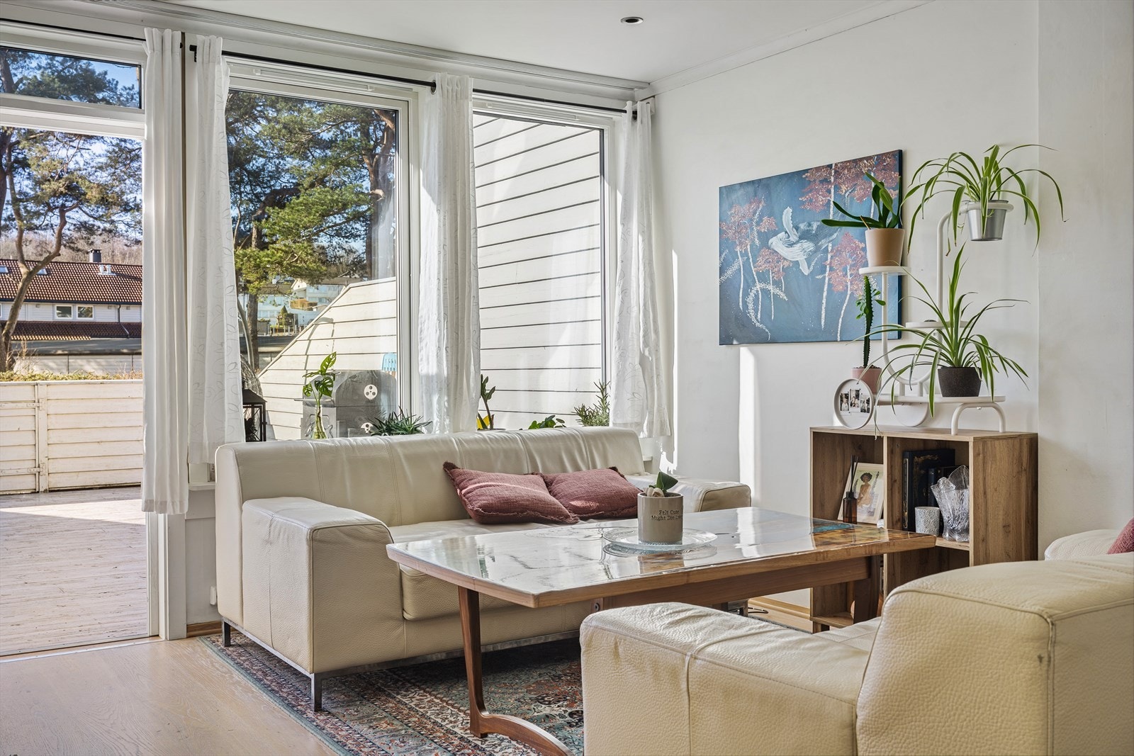 Lys og innbydende stue med store vindusflater og direkte utgang til en kjekk terrasse! Galleribilde