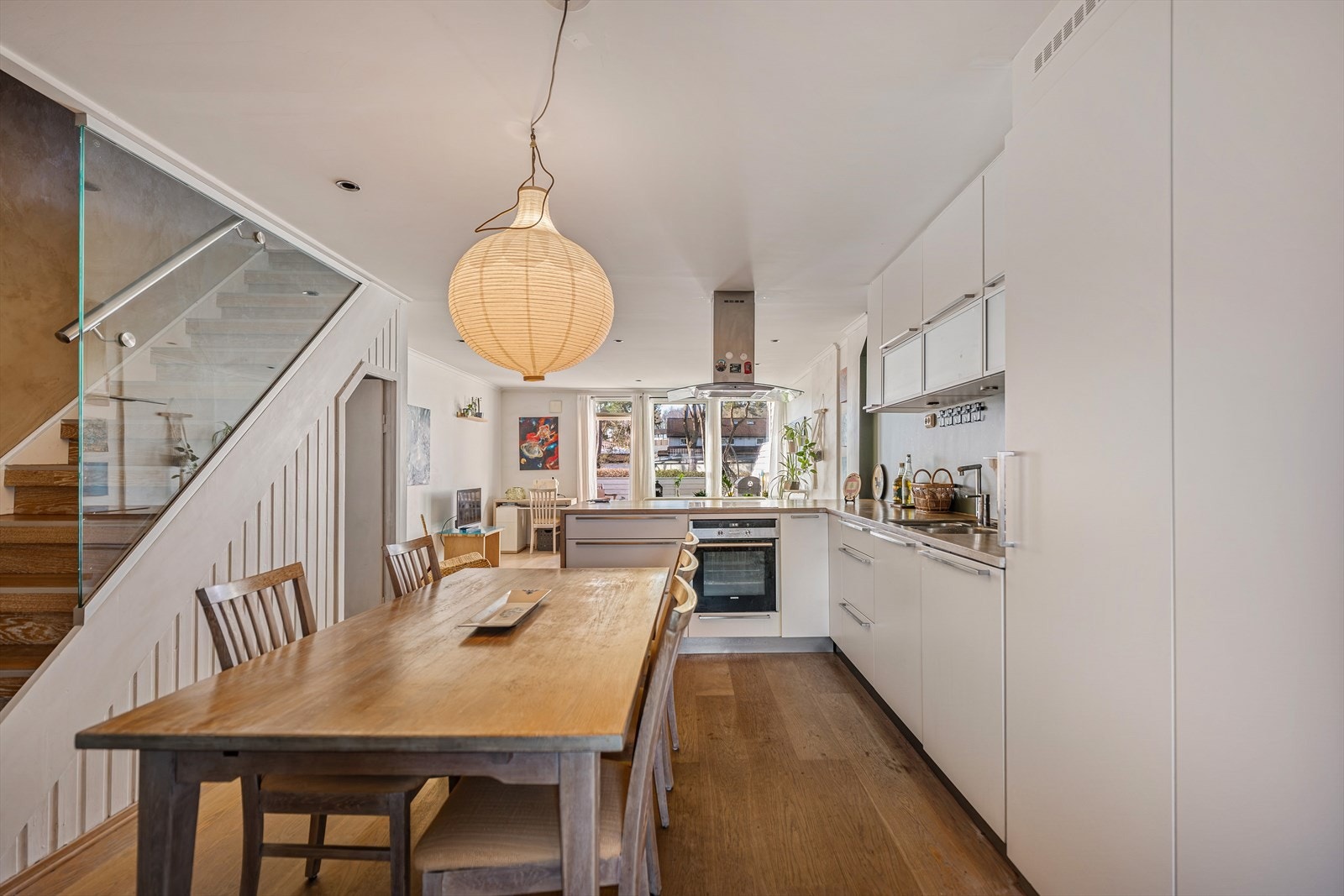 Luftig spisestue med god plass til langbord. Galleribilde