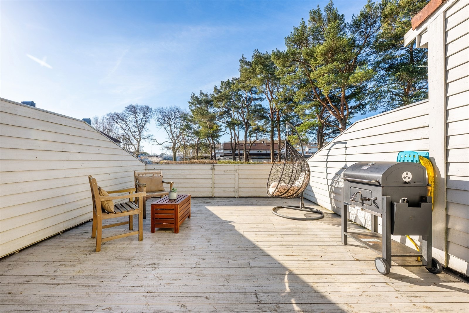 Stor og solrik terrasse med god plass til både sittegruppe og grill. Galleribilde