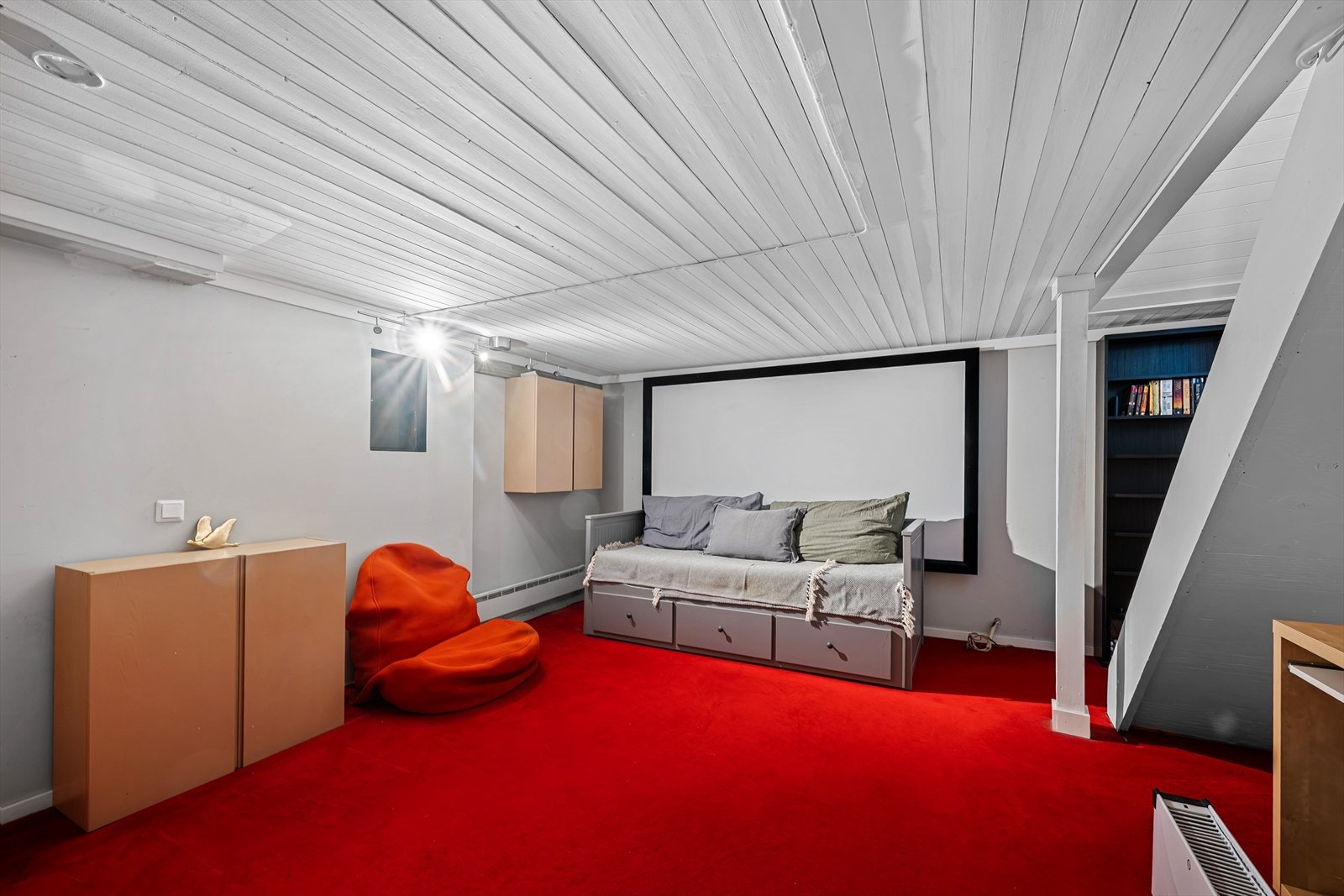 Koselig kjellerstue med god plass til sofa gruppe. Perfekt for film kvelder! Galleribilde