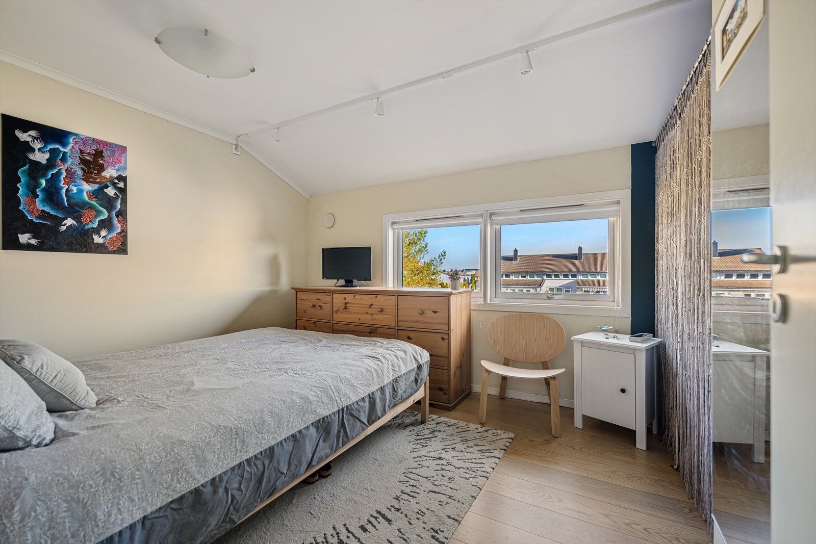 Her finner du boligens største soverom med store vindusflater som slipper inn rikelig med sollys og god plass til garderobeskap. Galleribilde