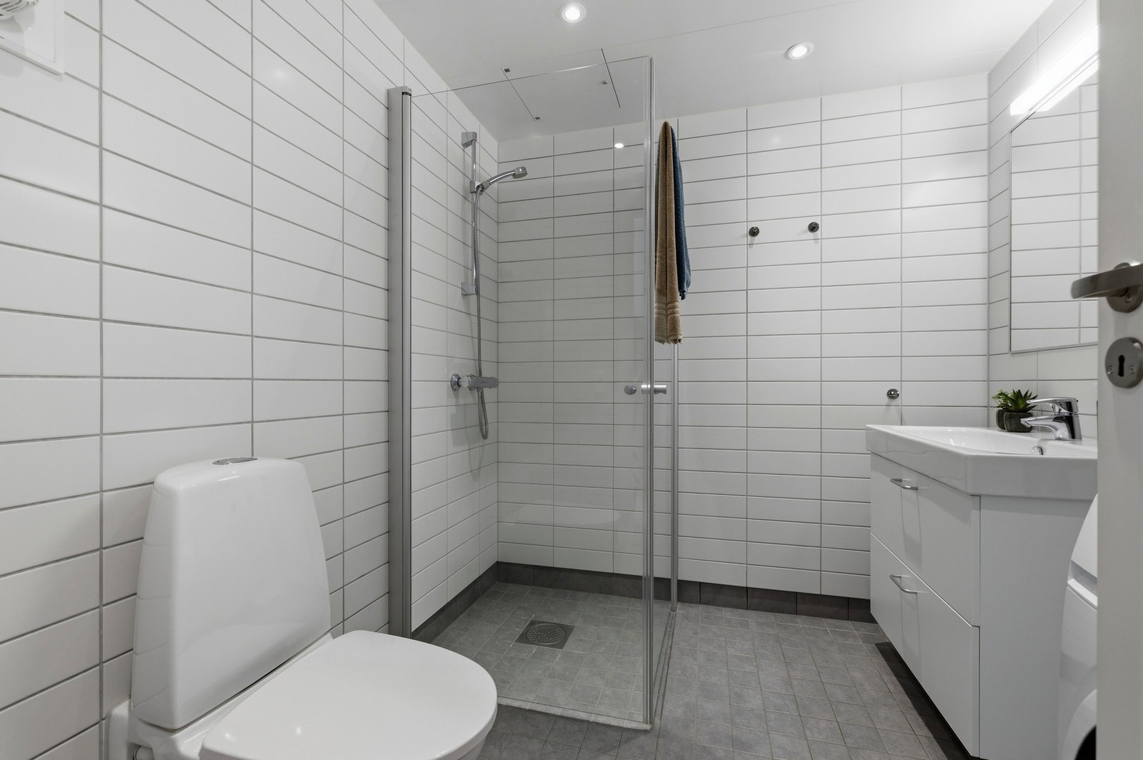 Badet har en romhøyde på 2,23 meter og er utstyrt med fliser på gulv og vegger, samt en slett himling Galleribilde