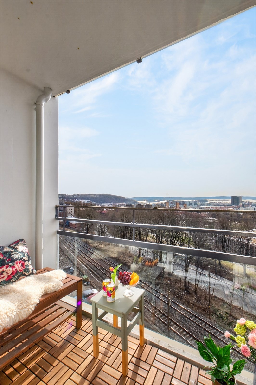 Balkongen er på 3 kvm og har plass til en hyggelig sittegruppe. Galleribilde
