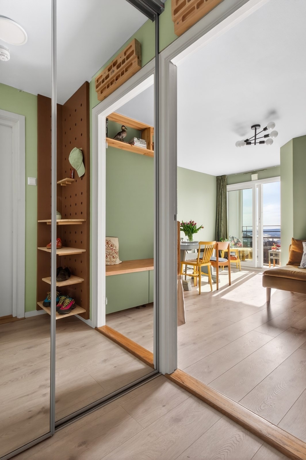 Entréen har en stor skyvedørsgarderobe med skuffer, hyller og oppheng. Galleribilde