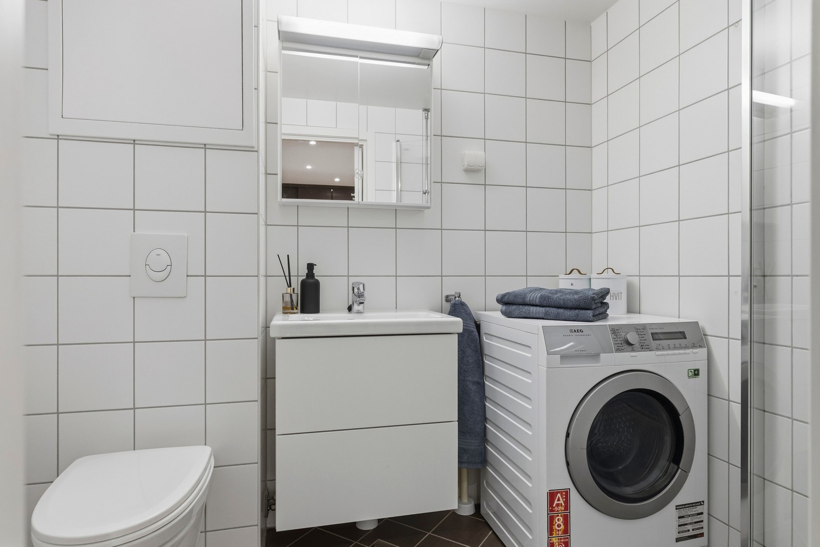 Badet har flislagte gulv og vegger, samt slette overflater i himlingen Galleribilde