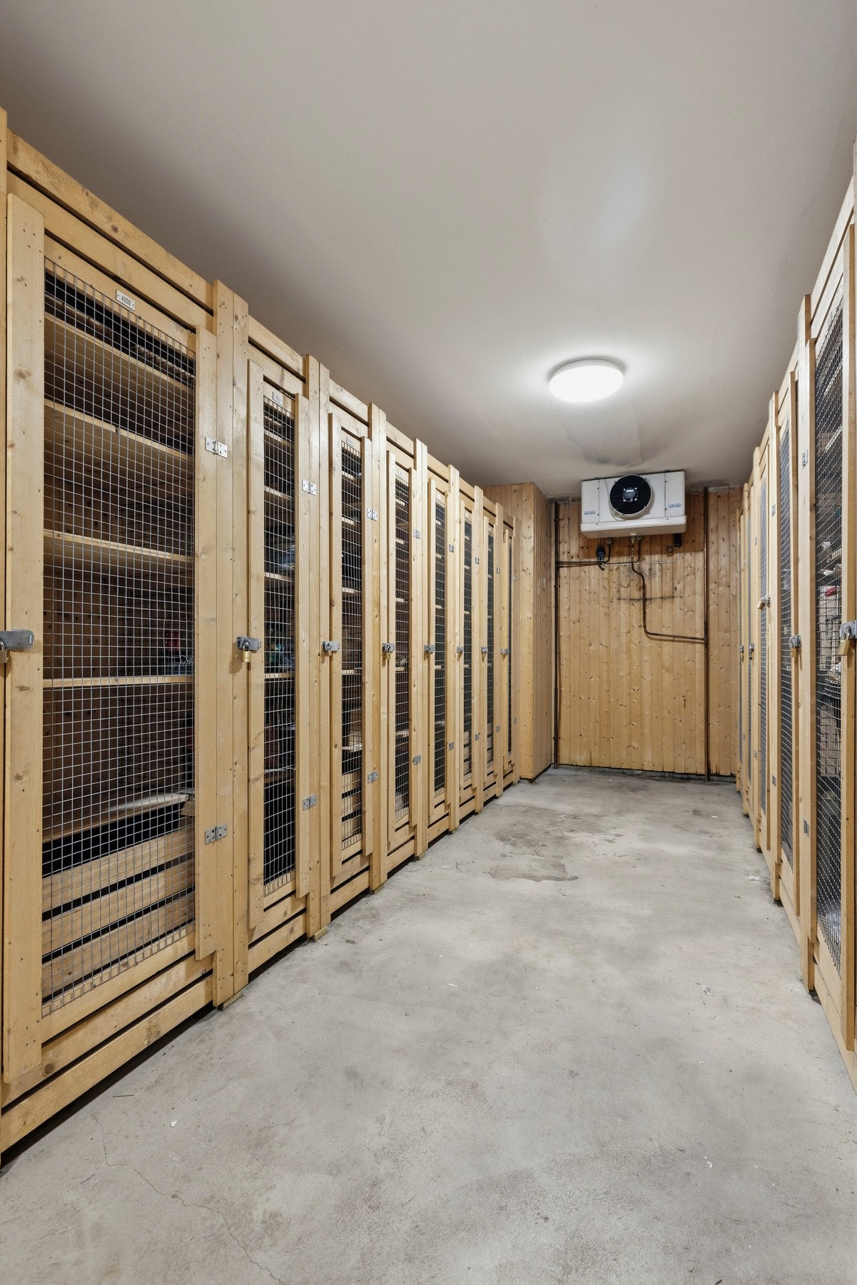 Leiligheten disponerer en kjellerbod, målt til ca. 2,4 kvm, samt et låsbart skap på ca. 0,4 kvm i kjølerom i samme etasje Galleribilde