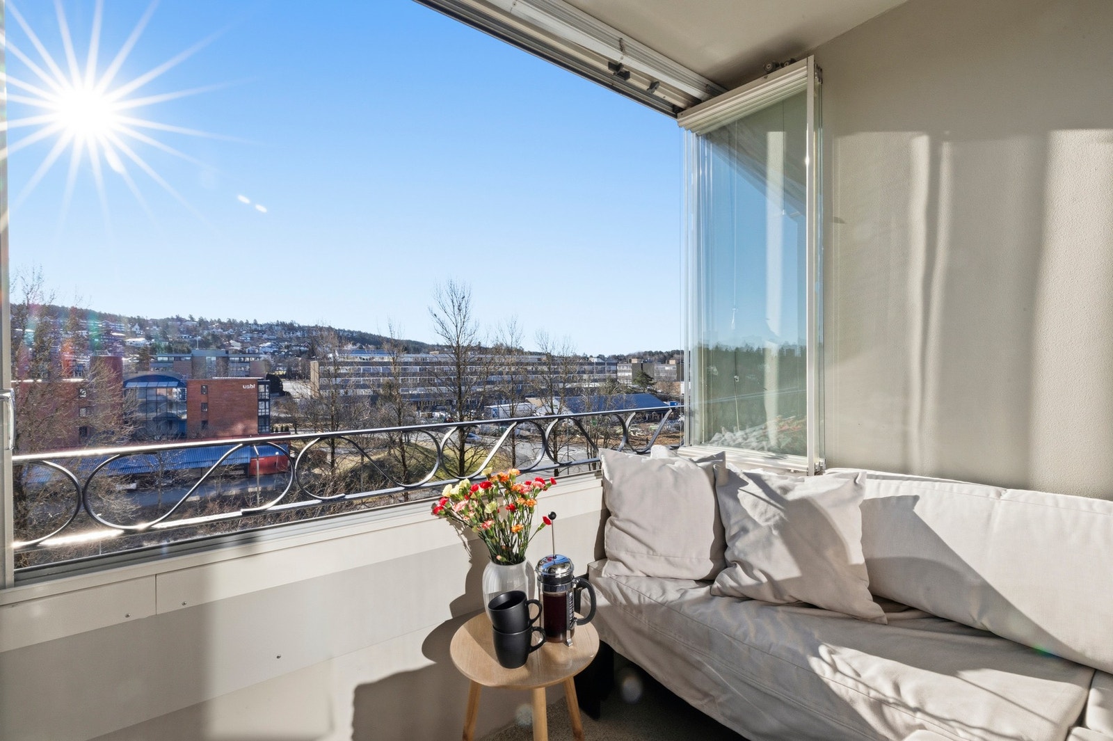 På balkongen kan man nyte solen til det fulle Galleribilde