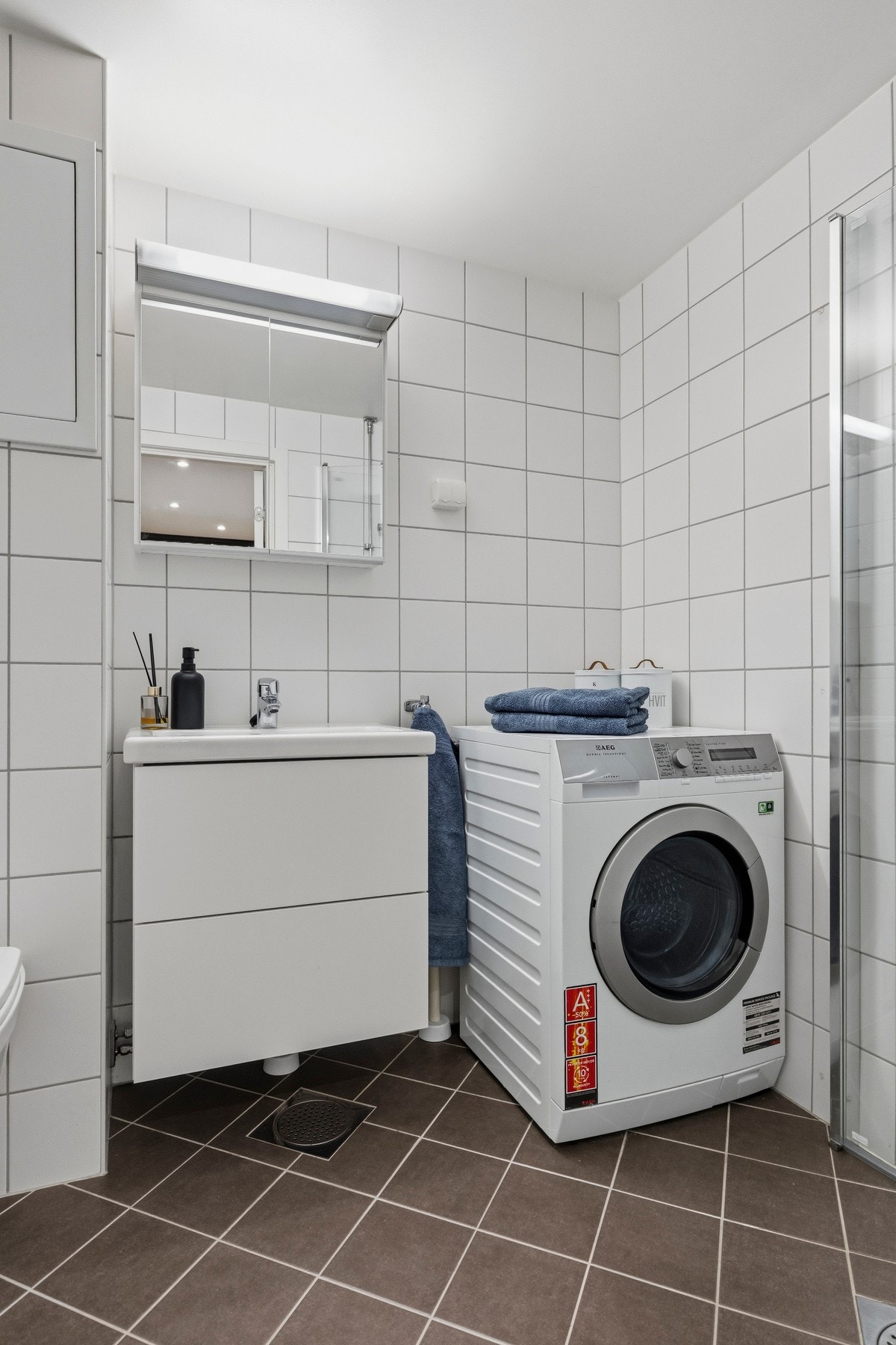 Badet har flislagte gulv og vegger, samt slette overflater i himlingen Galleribilde