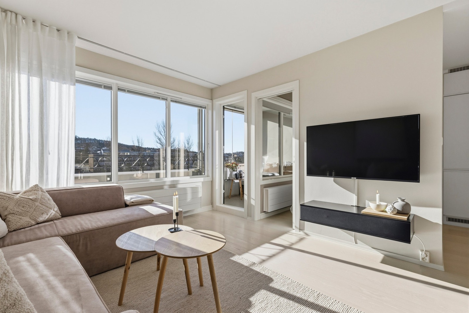 God plass til sofa, bord, tv og tv-benk Galleribilde