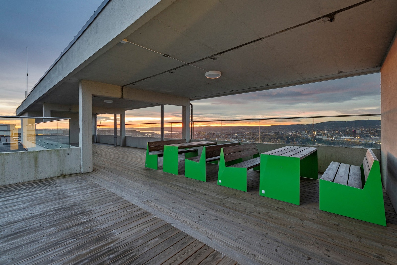Borettslaget disponerer også en nydelig takterrasse med god plass Galleribilde