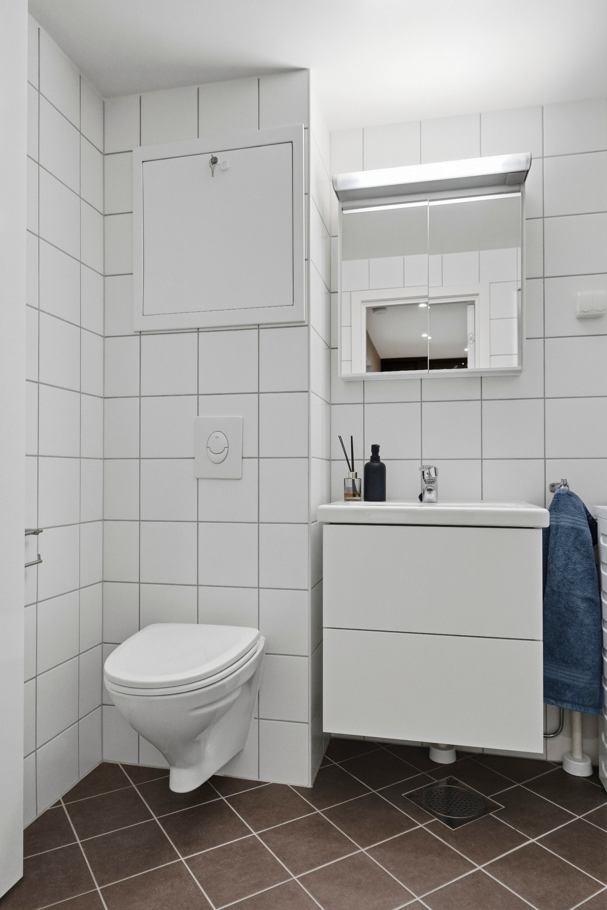 Rommets størrelse gir mulighet for plassering av nødvendige baderomsmøbler og vaskemaskin Galleribilde