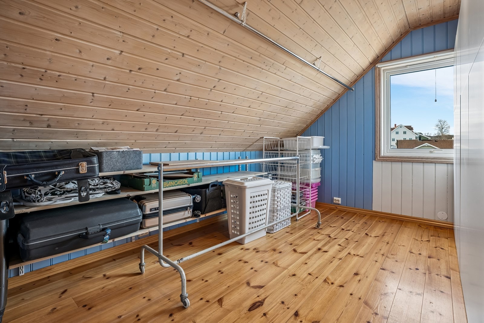 God lagringsplass er tilgjengelig i boder og langs kneveggene på loftet. Galleribilde