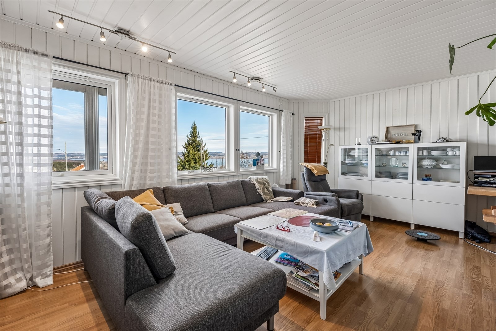 I underetasjen finner du stuen til den separate enheten, med parkett på gulvet. Galleribilde