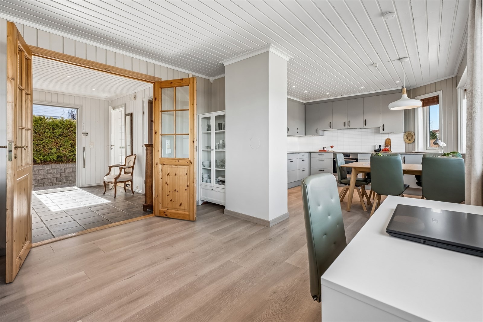 Doble glassdører åpner fra hallen inn til den romslige stue- og kjøkkensonen. Galleribilde