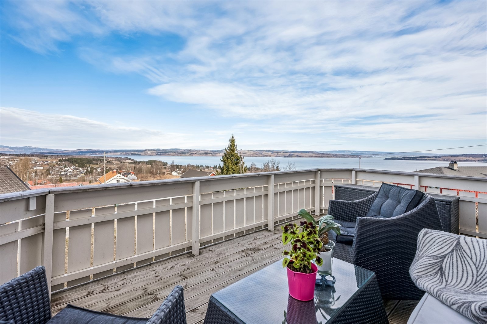 Utenfor stuen er en åpen veranda med vidstrakt utsikt over nærområdet og Mjøsa. Galleribilde