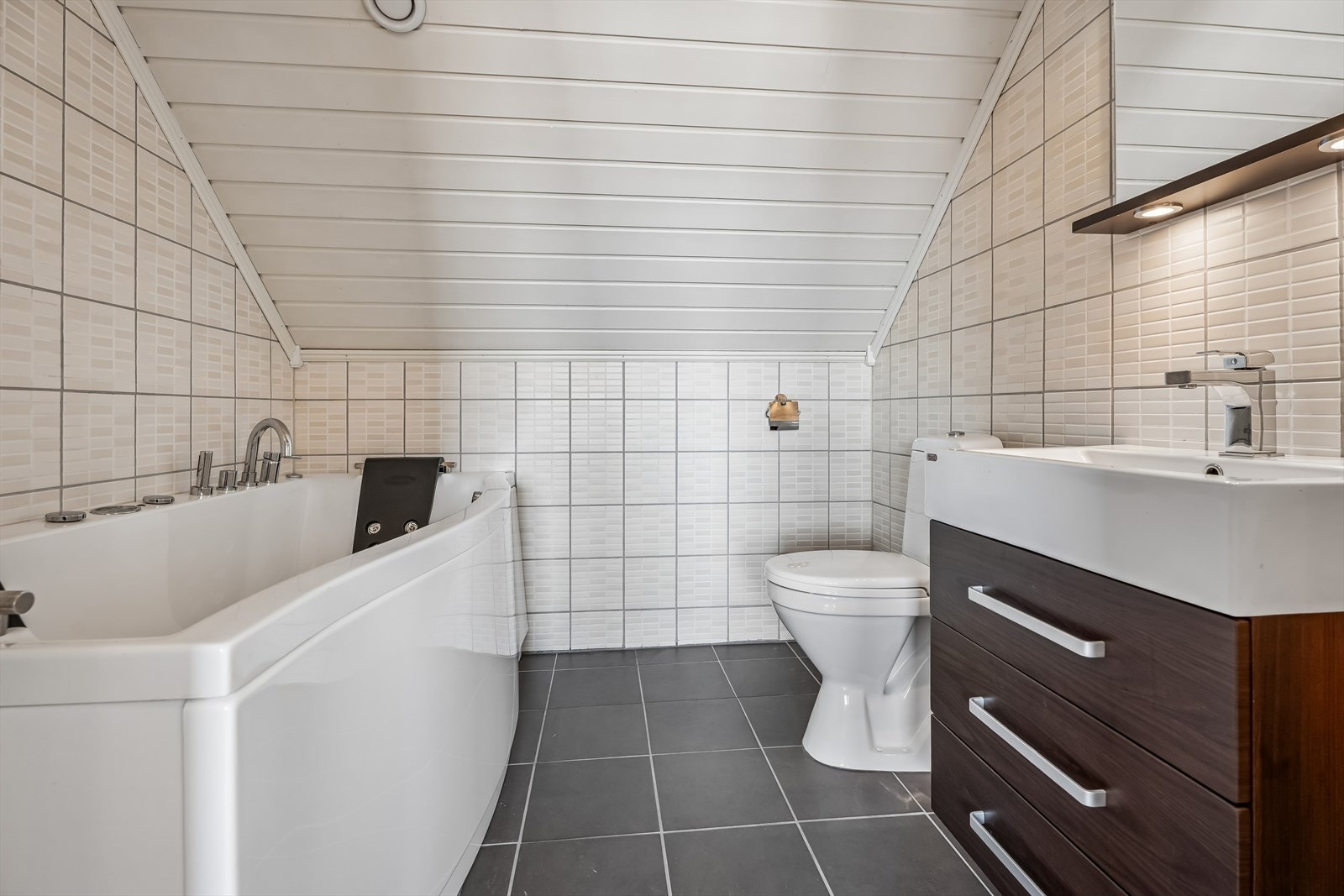 Badet på loftet ble etablert i ca. 2008 og er utstyrt med boblekar og gulvvarme. Galleribilde