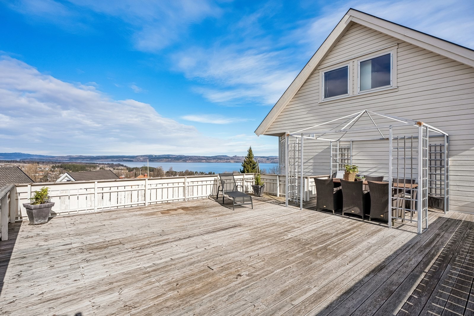 Over garasjen ligger en stor takterrasse. Totalt har eiendommen 64 m² med terrasseareal. Galleribilde