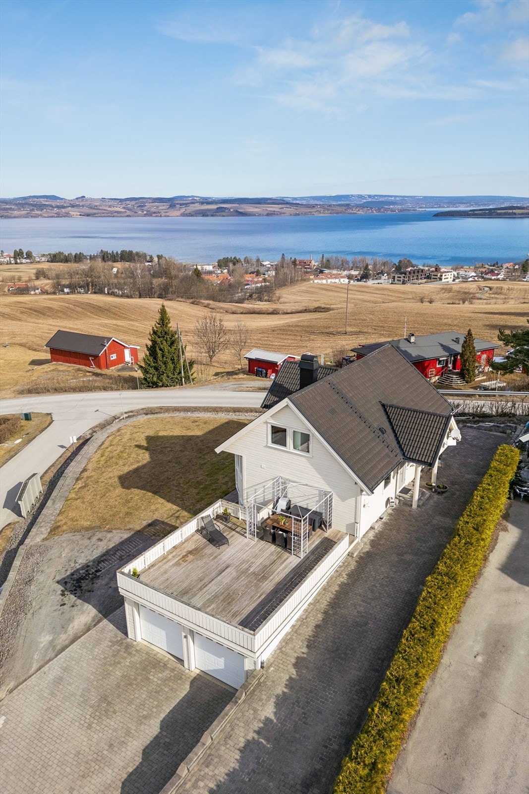 Eiendommen ligger i et etablert boligområde på Kapp, med kort vei til både skoler, barnehager og Mjøsas bredder. Galleribilde
