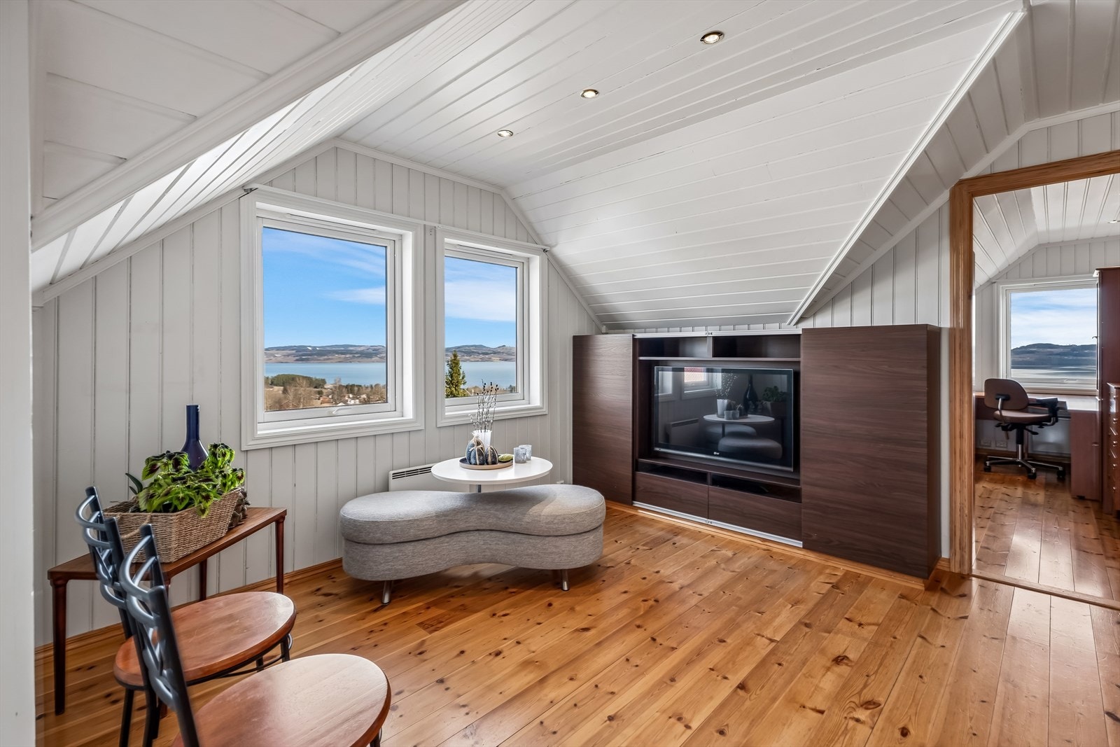Også fra loftstuen er det flott utsikt over Mjøsa gjennom vinduer med 2-lags isolerglass. Galleribilde