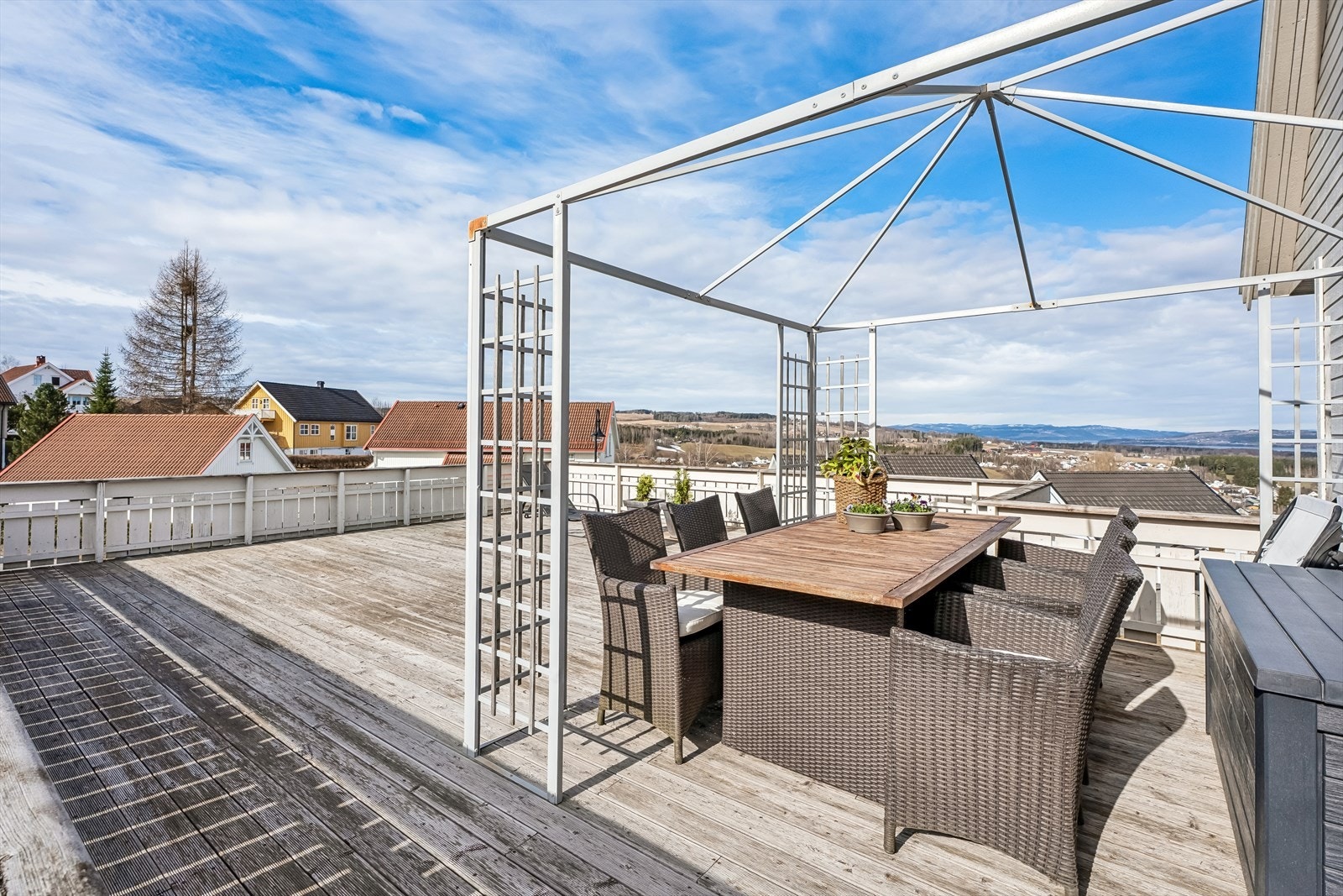 Takterrassen har rikelig med plass for både spisebord og loungegruppe. Galleribilde