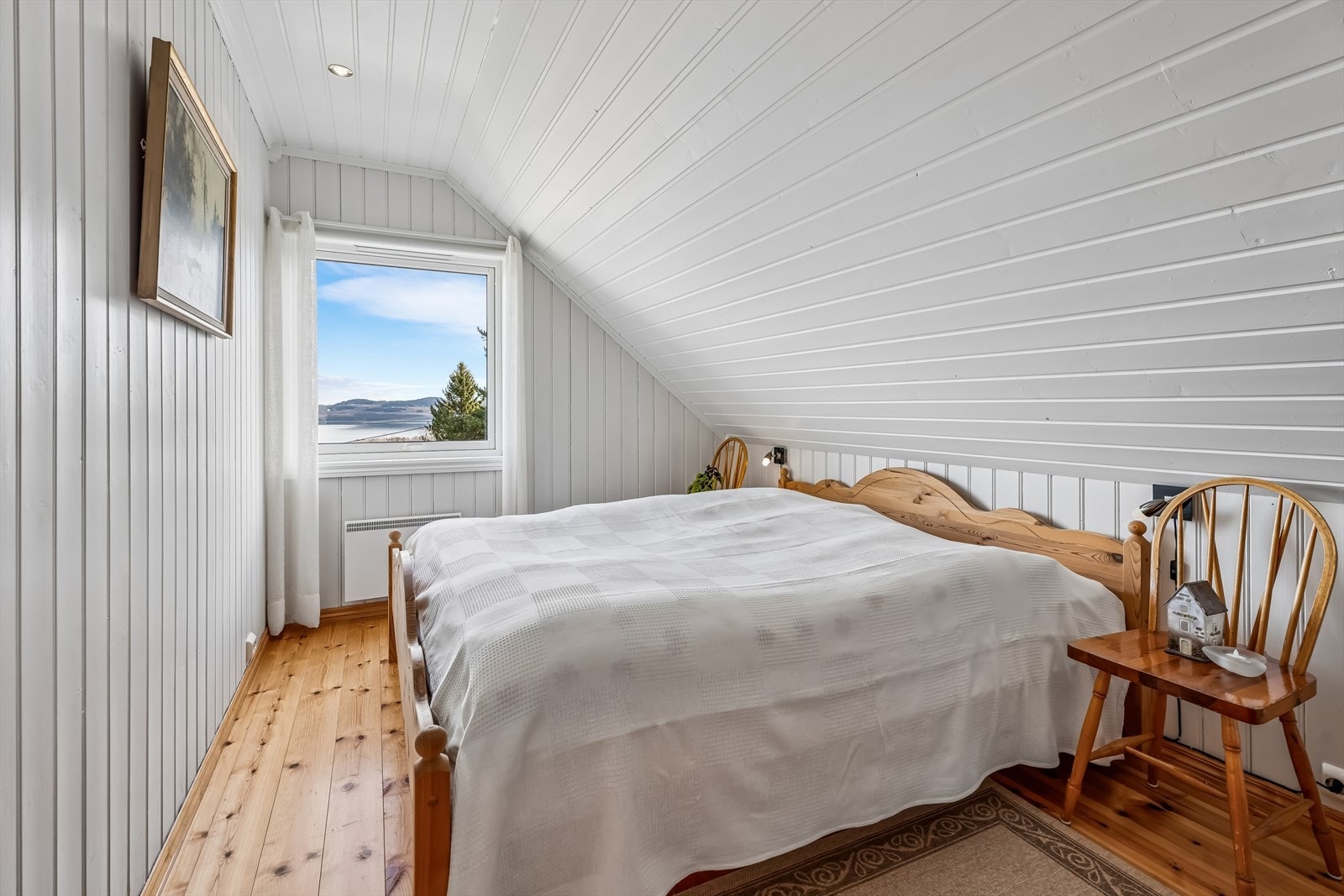Loftsetasjen har fire soverom, alle med panel på vegger og i himling. Galleribilde