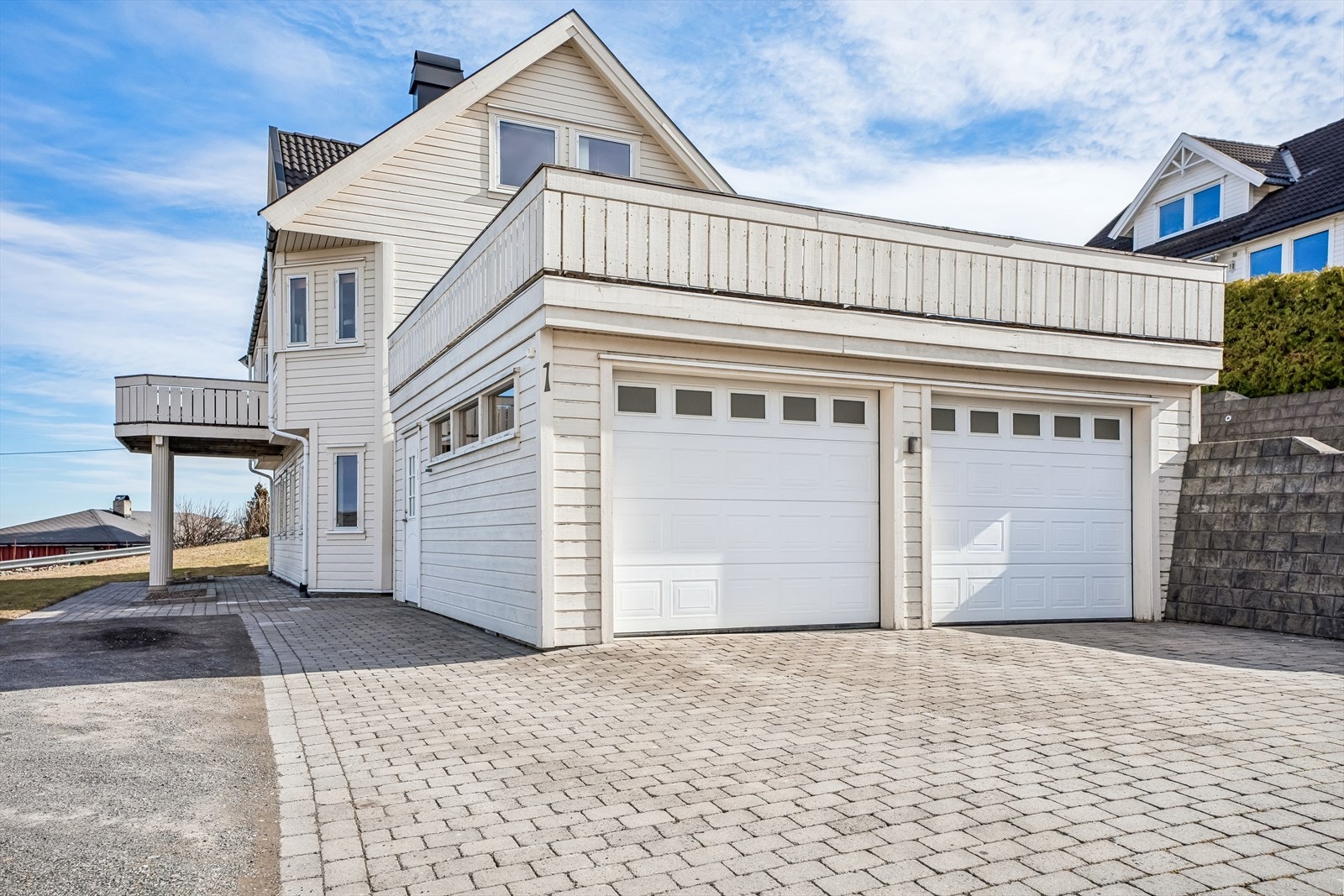 Dobbelgarasje på 44 m² fra 2010 med leddporter av metall og innlagt strøm. Galleribilde