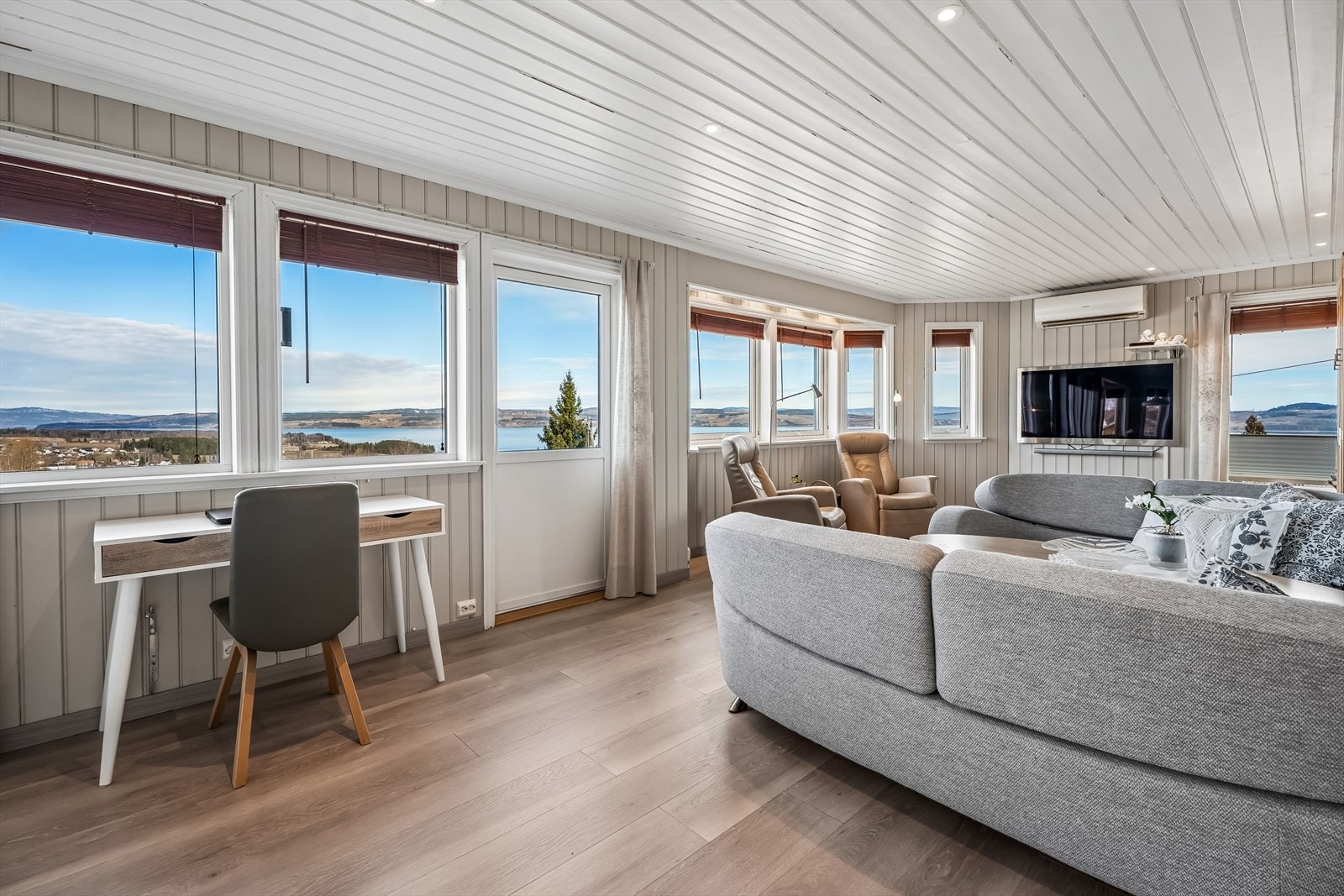 Fra stuen er det utgang til en østvendt terrasse. Galleribilde