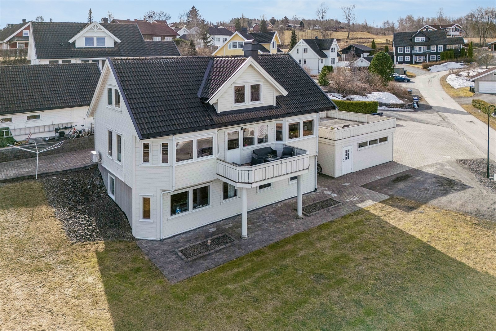 Enebolig fra 2001 med en innholdsrik planløsning og en tomt på 1118,6 m². Galleribilde