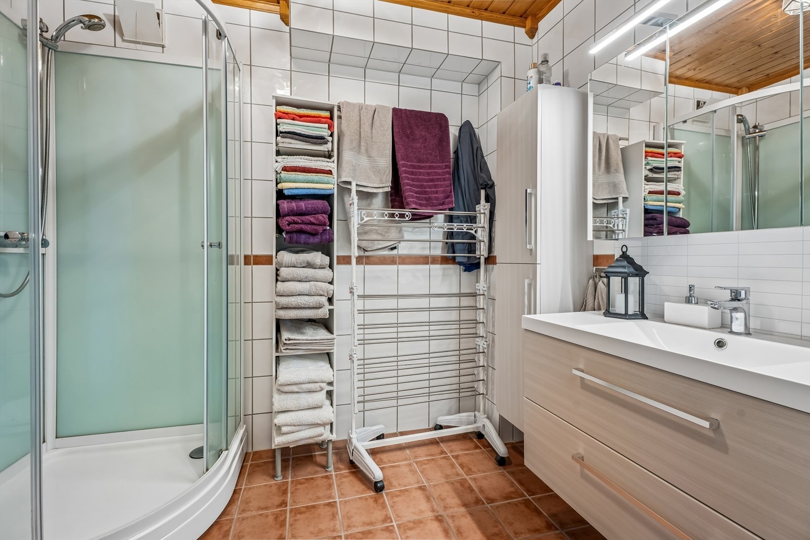 Badet i underetasjen er fra byggeåret og har dusjkabinett og gulvvarme. Galleribilde