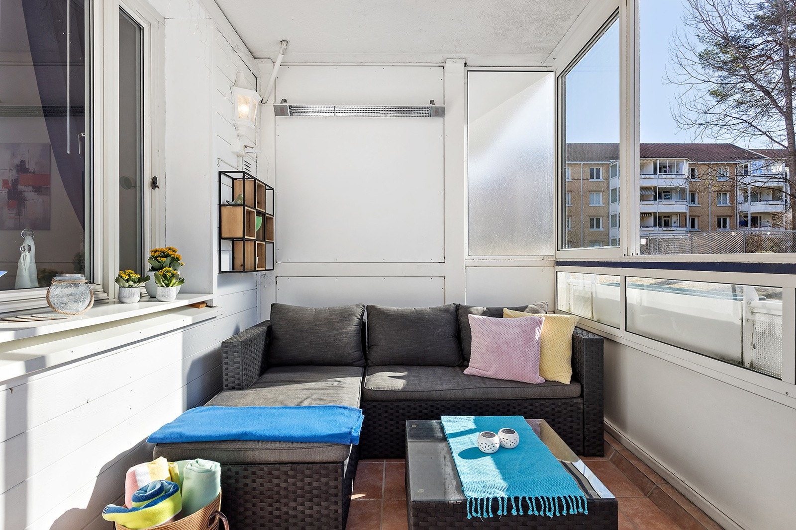 Her er det god plass til ønsket møblement og grill hvor man kan invitere venner og familie til hyggelige sammenkomster. Videre er balkongen utstyrt med utelys, strømuttak og varmelampe. Galleribilde
