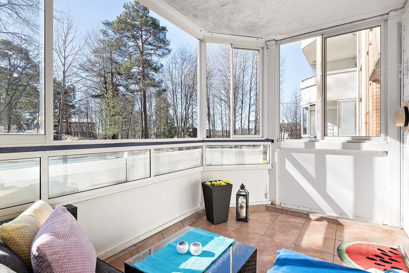 Leiligheten har innglasset sydvendt balkong på ca. 8 m². Balkongen forlenger sommeren med enkle skyvbare glass. Galleribilde