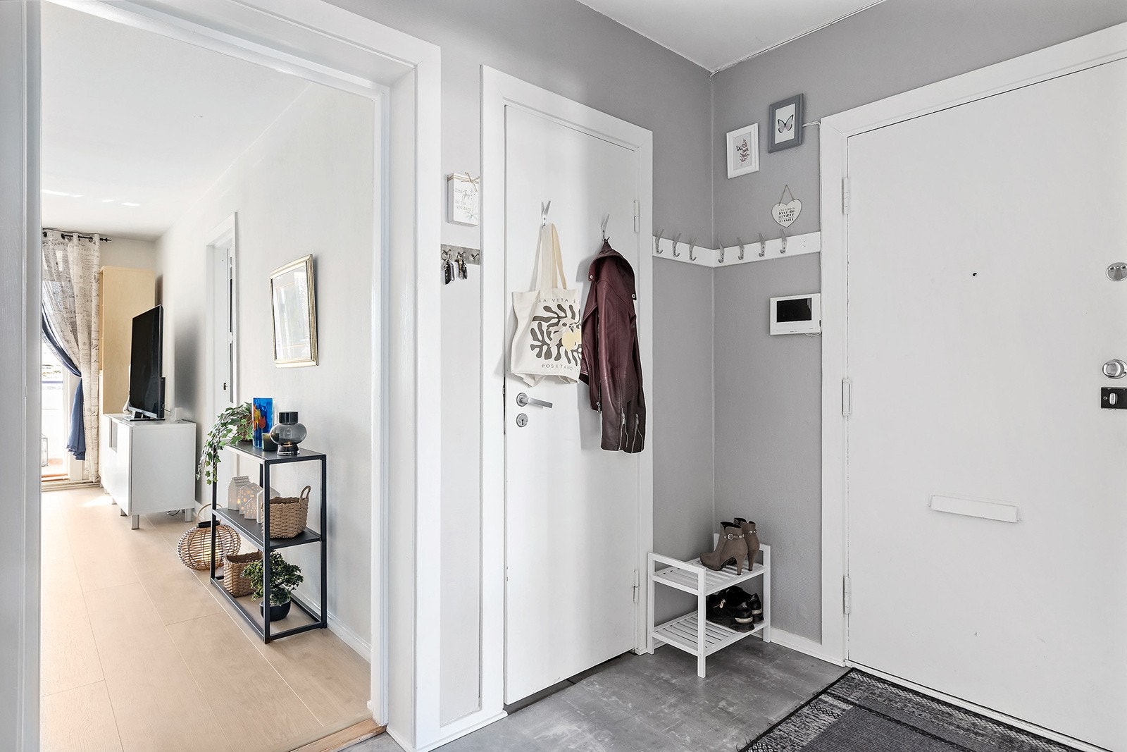Romslig entré med god plass for oppbevaring av yttertøy og sko. Galleribilde