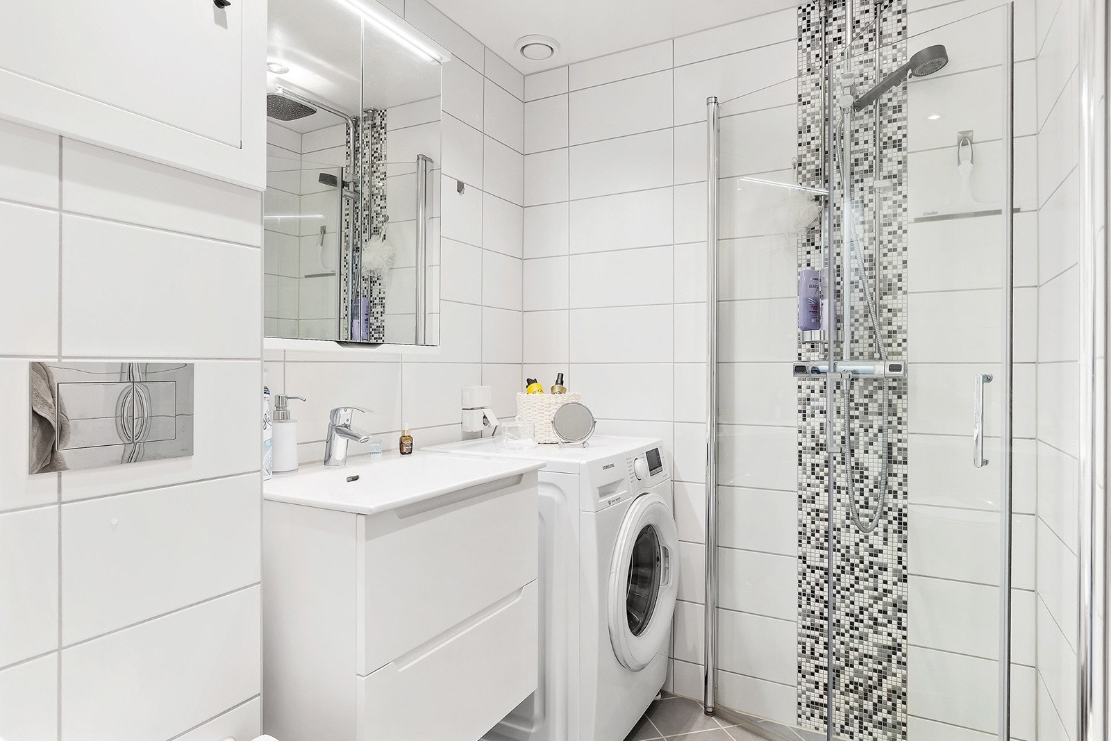 Lekkert bad, flislagt med gulvvarme. Badet er rehabilitert i regi av borettslaget i 2020. Vaskemaskin på bad medfølger. Galleribilde