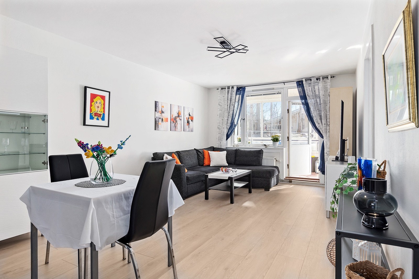 Lys og luftig stue med store vindusflater som slipper inn naturlig lys til hele rommet. Galleribilde
